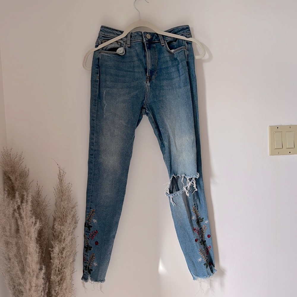 Flower detailed ripped jean
